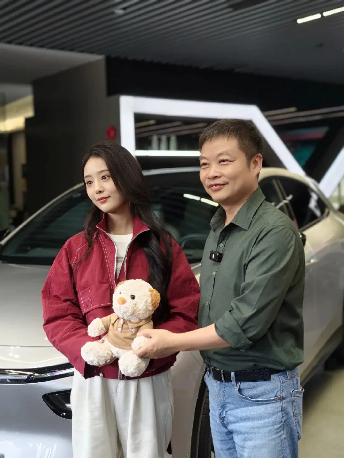 短剧女王徐艺真购入小鹏G7 副总裁发文见证交付